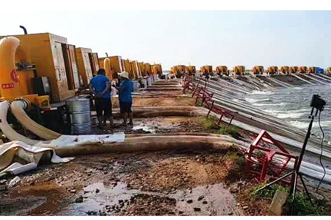 郑州开云(中国)排涝泵车在鄱阳湖抢险现场发挥重要作用